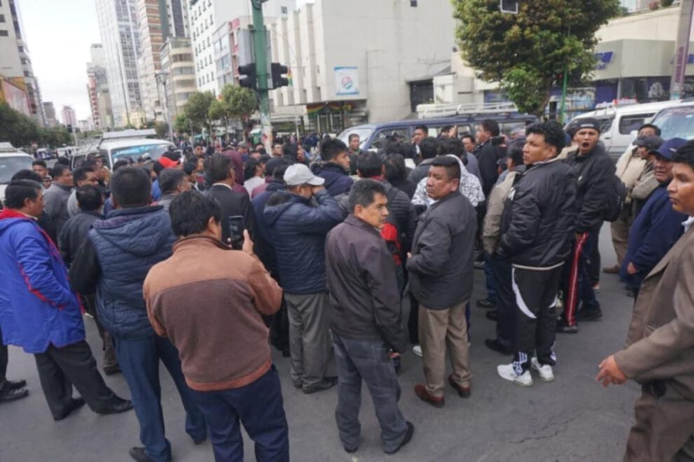 Reunión con autoridades del Gobierno, los choferes del Transporte Libre de La Paz levantaron su protesta