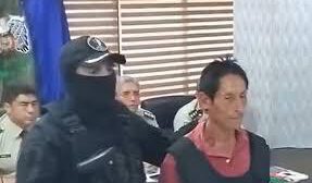 un oficial con un señor deteniddo