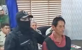 un oficial con un señor deteniddo