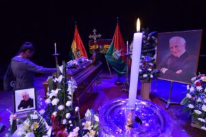 Los restos de David Santalla son velados en el Teatro Municipal