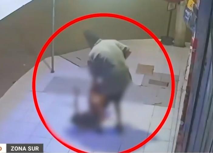 Las imágenes de vigilancia muestran cómo el agresor, le propina múltiples golpes fuera de una tienda.