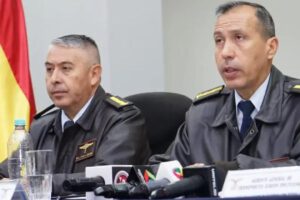 Autoridades de la Fuerza Aérea Boliviana (FAB) y Transporte Aéreo Boliviano (TAB) en conferencia de prensa