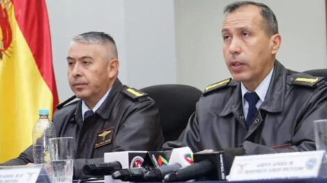 Autoridades de la Fuerza Aérea Boliviana (FAB) y Transporte Aéreo Boliviano (TAB) en conferencia de prensa