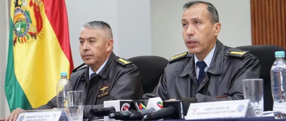 Autoridades de la Fuerza Aérea Boliviana (FAB) y Transporte Aéreo Boliviano (TAB) en conferencia de prensa