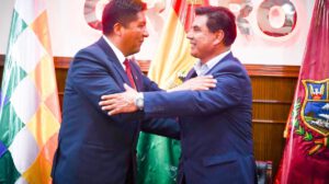 Alcalde y gobernador en abrazo fraterno