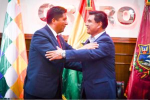 Alcalde y gobernador en abrazo fraterno