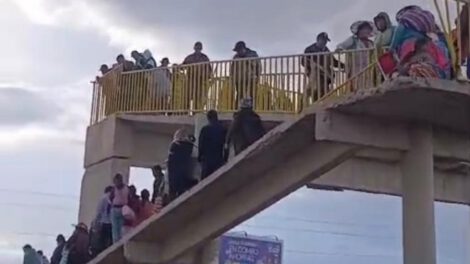 Personas caminando cerca de la pasarela