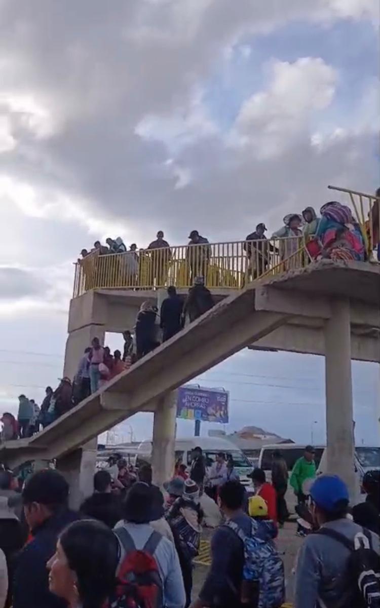 Personas caminando cerca de la pasarela