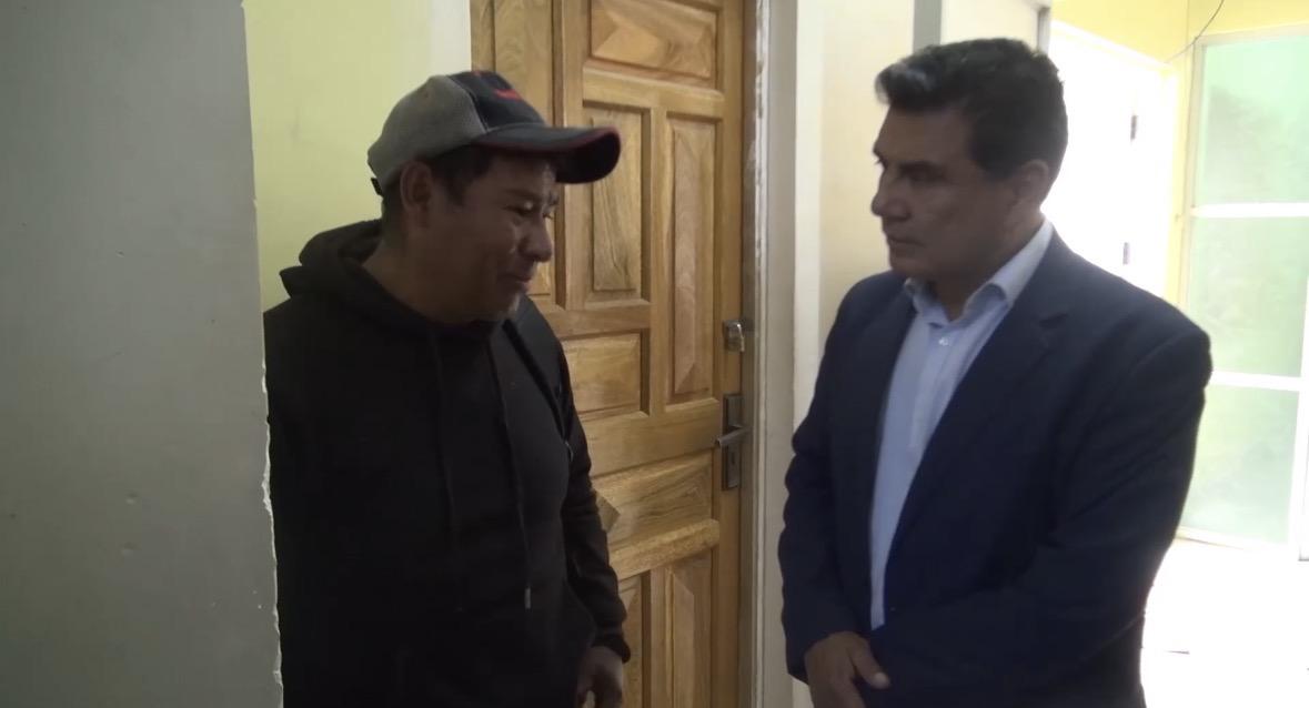 Gobernador conversando con las familias