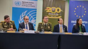 efectivos policiales y otros señores