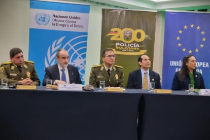 efectivos policiales y otros señores
