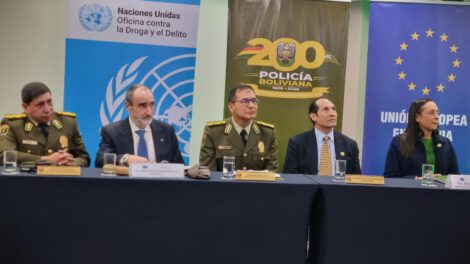 efectivos policiales y otros señores