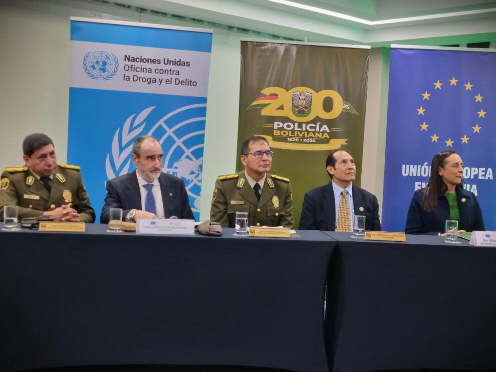 efectivos policiales y otros señores