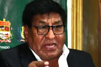 un señor señalando