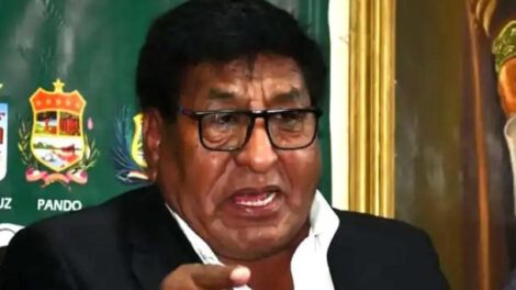 un señor señalando