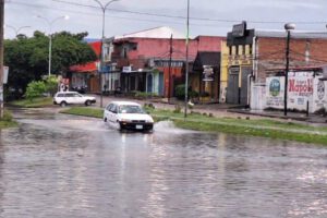 Autos en calles inundadas