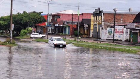 Autos en calles inundadas