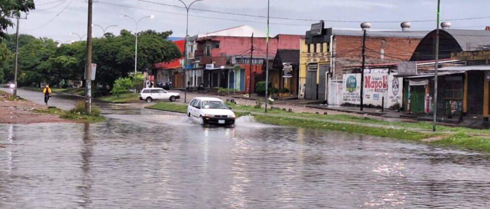 Autos en calles inundadas