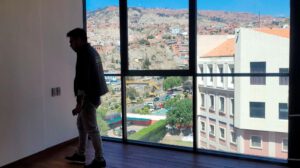 un señor en una casa