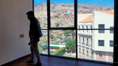 un señor en una casa