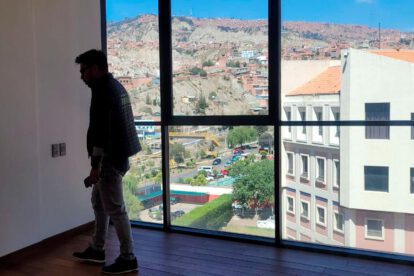 un señor en una casa