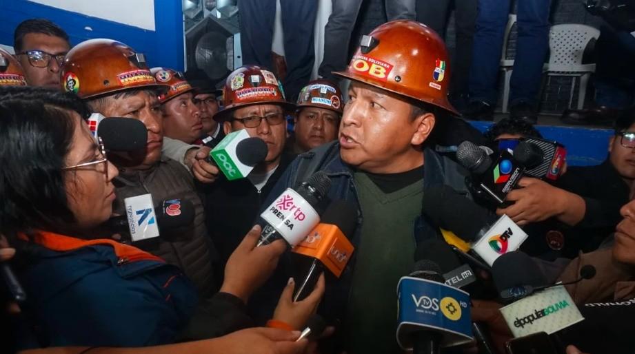 Mario Argollo ante los medios de comunicación