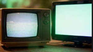 Un televisor antiguo al lado de un televisor digital