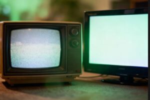 Un televisor antiguo al lado de un televisor digital