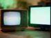 Un televisor antiguo al lado de un televisor digital