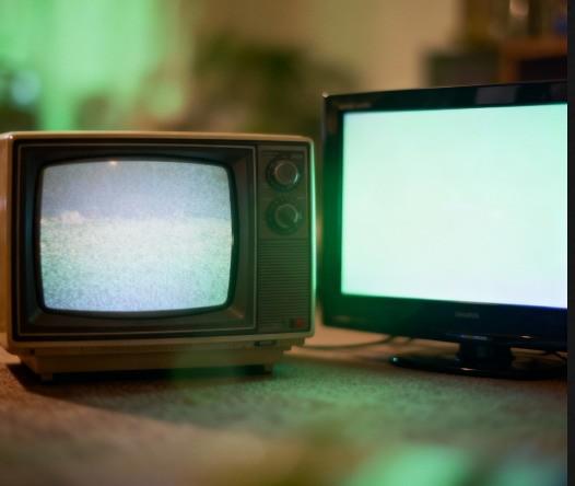 Un televisor antiguo al lado de un televisor digital