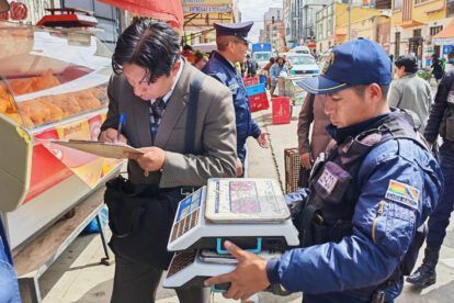 Agente municipal sosteniendo una balanza