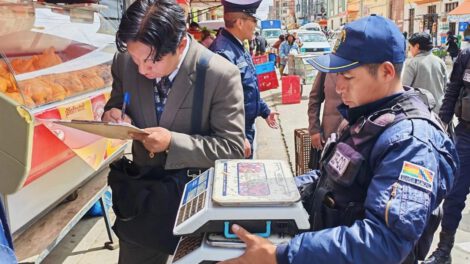 Agente municipal sosteniendo una balanza