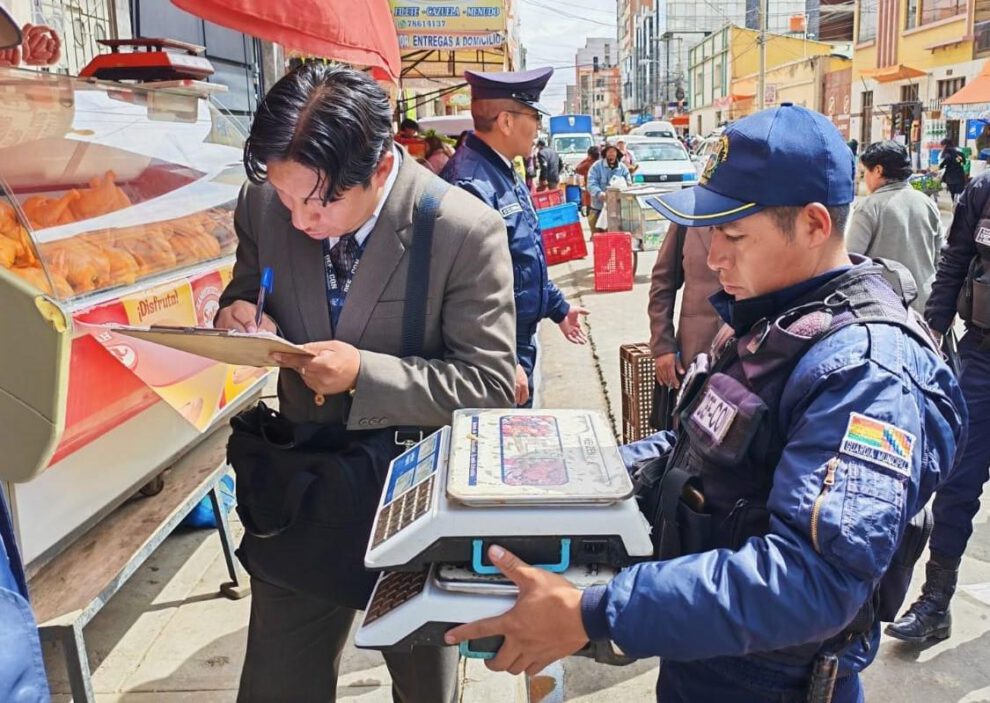 Agente municipal sosteniendo una balanza