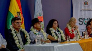 Autoridades con collar de flores