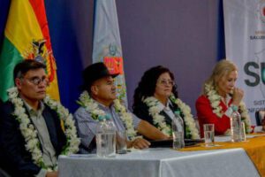 Autoridades con collar de flores