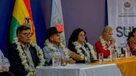 Autoridades con collar de flores