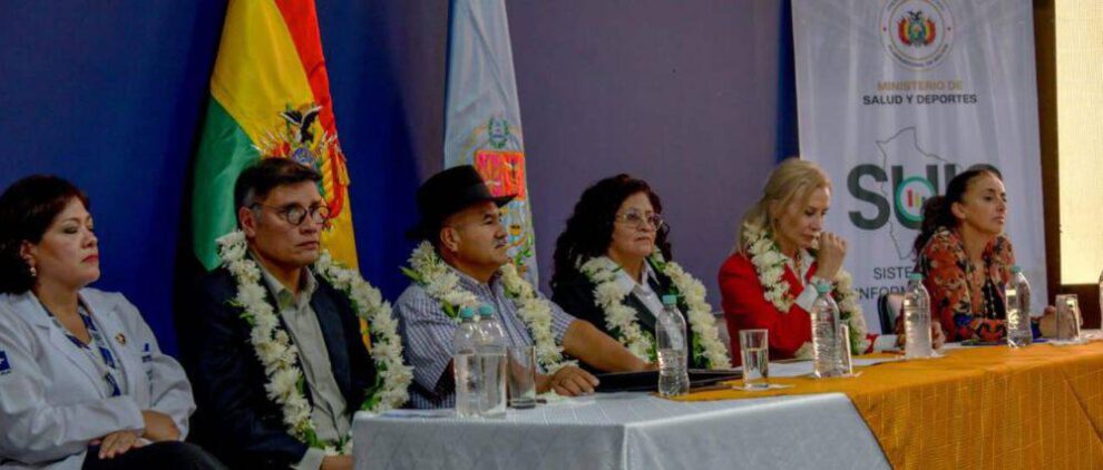 Autoridades con collar de flores