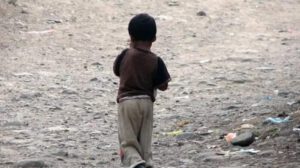 un niño en la calle