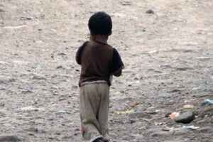 un niño en la calle