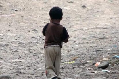 un niño en la calle