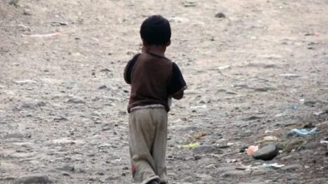 un niño en la calle