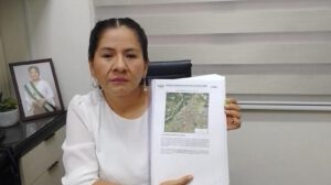 una señora mostrando un libro