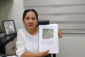 una señora mostrando un libro