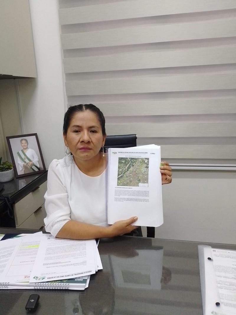 una señora mostrando un libro