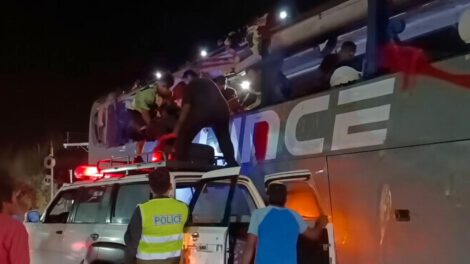 Flota afectada por el deslizamiento de tierra en la carretera entre Tarija a Entre Ríos