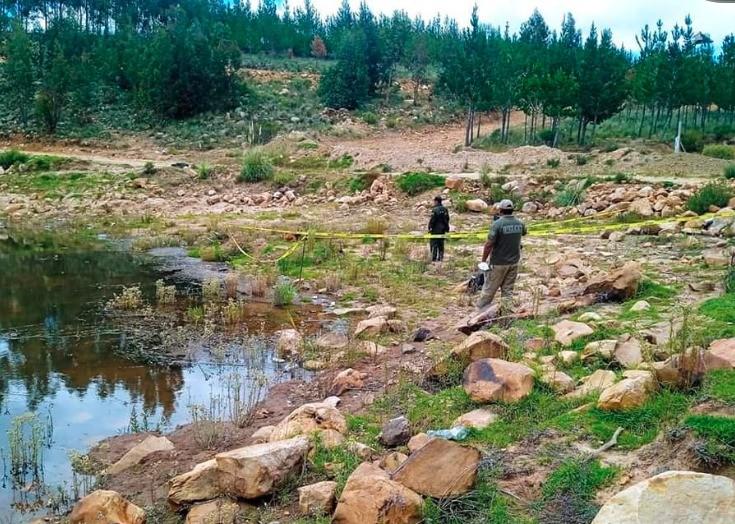 Descubrimiento del cuerpo a las orillas de un lago