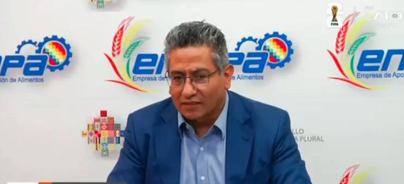 El gerente general de EMAPA, Sergio Siles Sánchez, brinda una conferencia de prensa