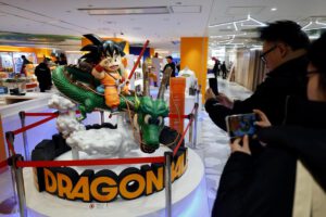 Personajes de Dragon Ball en una tienda en Tokio