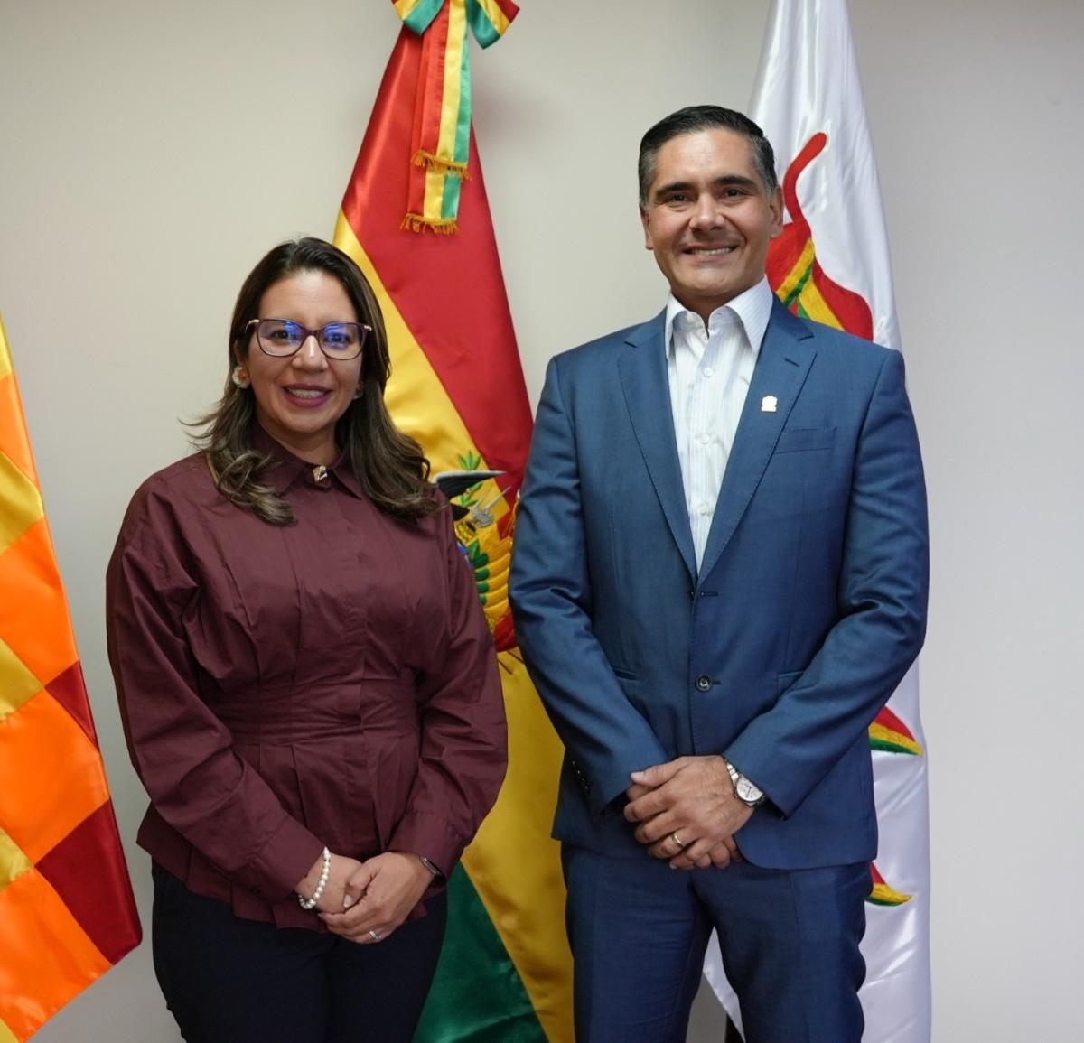 El ministro de Desarrollo Productivo, Rural y Agua, Óscar Mario Justiniano, y la Embajadora de El Salvador, Ana Guadalupe Rivas