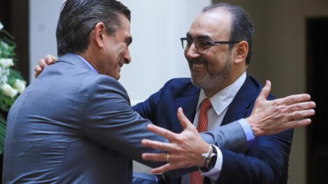 El presidente ejecutivo del Banco de Desarrollo de América Latina y el Caribe (CAF), Sergio Díaz-Granados (d), posa con el Presidente de Bolivia, Rodrigo Paz
